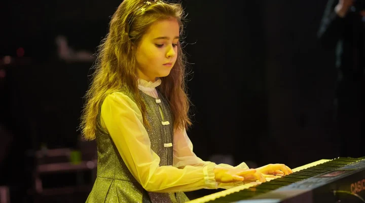 piano_child_1_yolo.jpg