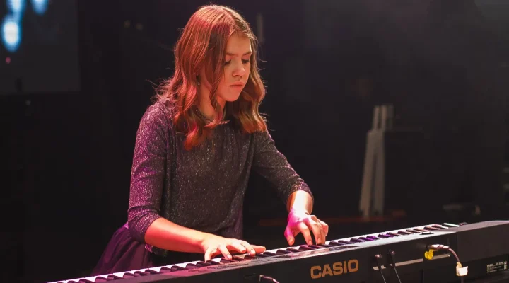 piano_child_2_yolo.jpg